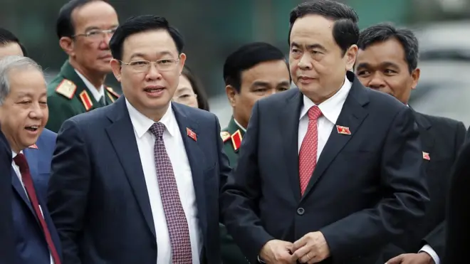 Ông Vương Đình Huệ (trái)