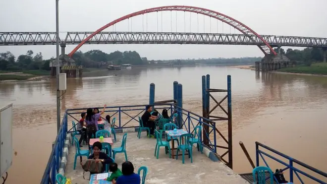 Sejumlah orang bersantap siang di tepi Sungai Kahayan, Palangkaraya, Kalimantan Tengah.