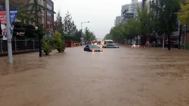 호우경보가 내려진 28일 오전 대전시 유성구 전민동 일대가 빗물에 잠겨 있다