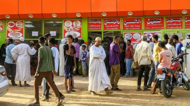 سودانيون يصطفون أمام أحد المخابز في جنوب الخرطوم في 17 أبريل/نيسان