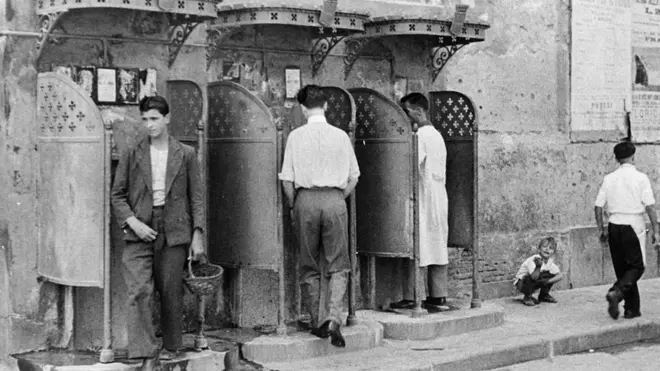 Ảnh chụp khoảng thập niên 1950 trên đường phố Naples.