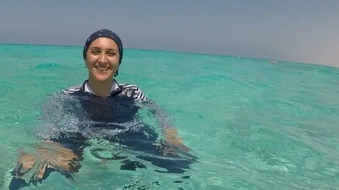 Dalia mengatakan dia dilarang memasuki dua rumah makan karena hijabnya.