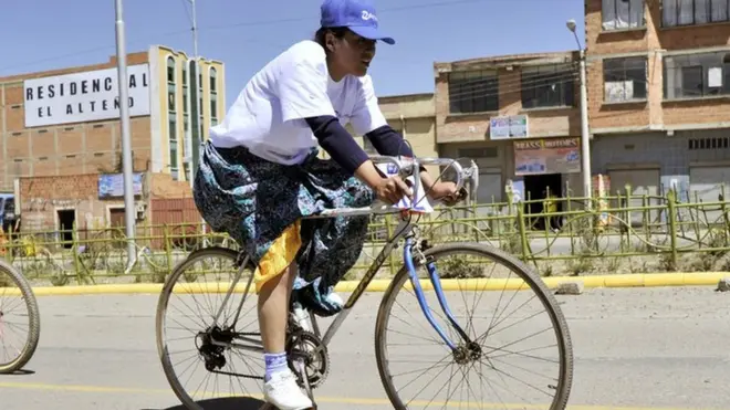 En la ciudad de El Alto, en Bolivia, se disputa la competencia de ciclismo femenino a 4.200 metros de altura.