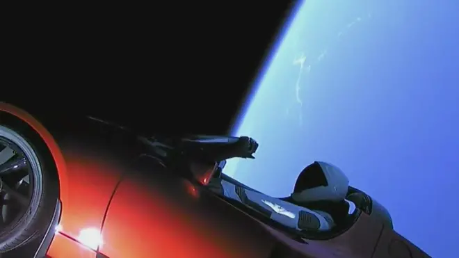 فالكون هيفي أقدر صاروخ على حمل مركبات فضاء ينطلق حاملا سيارة رياضية