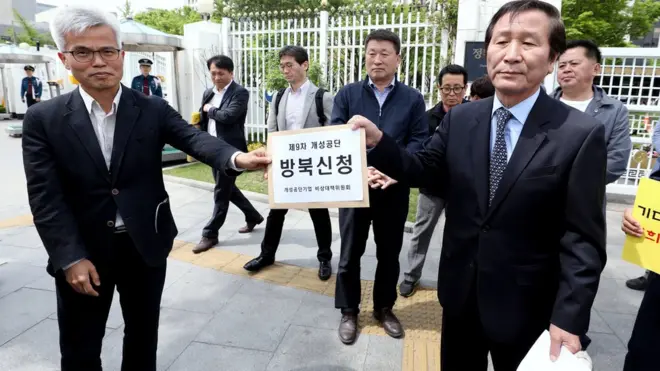 정기섭 개성공단기업 비상대책위원장(오른쪽)이 30일 오전 서울 세종로 정부서울청사를 찾아 이홍열 통일부 남북협력지구 발전기획단 사무관에게 방북신청서를 제출하고 있다