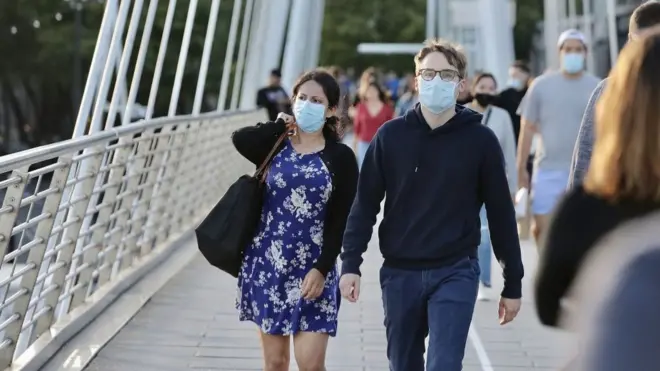 ارتفع عدد الحالات المبلغ عنها يومياً بشكل مطرد، وتم إرجاع بعض ذلك إلى زيادة عدد الأشخاص الذين يخضعون إلى الاختبار.