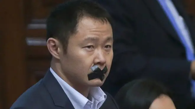 Kenji Fujimori fue sancionado por cubrirse la boca con una cinta negra durante un debate en el Congreso.