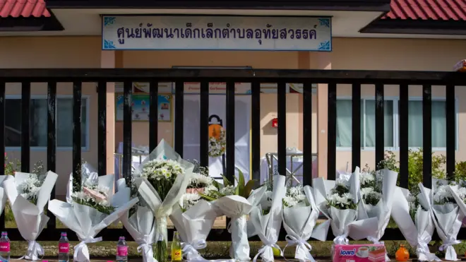 ดอกไม้วางหน้าศูนย์พัฒนาเด็กเล็กอุทัยสวรรค์