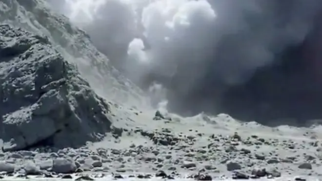 لحظة اندلاع بركان بالقرب من موقع سياحي نيوزيلندي