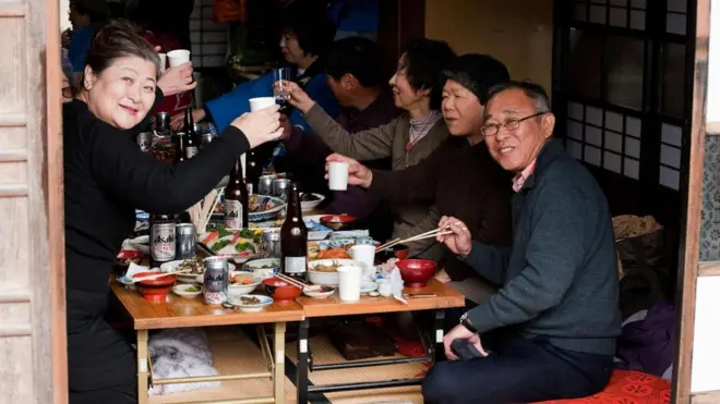 Активне суспільне життя та особливості дієти є основними чинниками довголіття японців