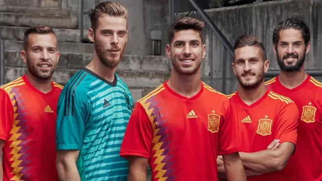 Jugadores de la selección española con la camiseta nueva.