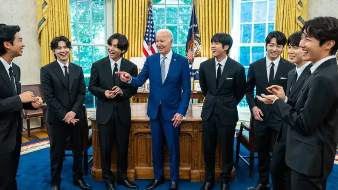 BTS가 31일(현지시간) 조 바이든 미국 대통령과 만나 반(反) 아시안 증오범죄 대응 방안에 대해 의견을 나눴다.