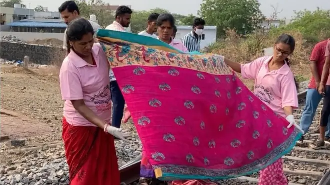 రైలు ప్రమాదాల్లో మరణించేవారిని తరలించే మహిళలు