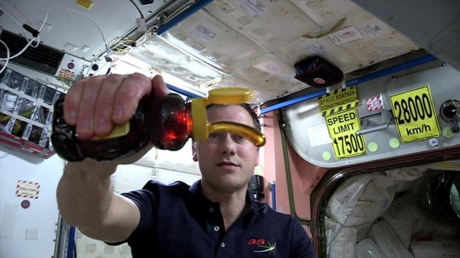 Astronauta mostra efeito com mel na EEI
