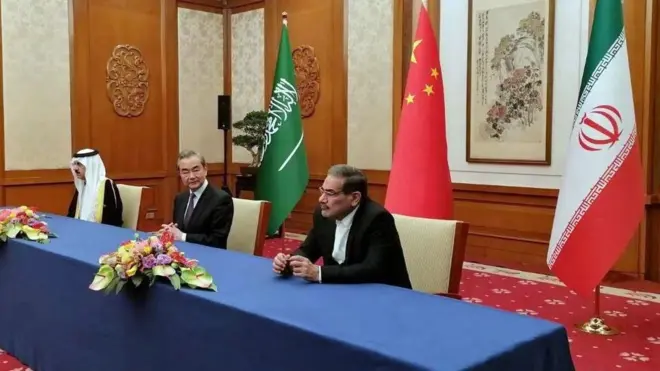 وانغ يي وشمخاني والعبيان بعد توقيع الاتفاق في بكين