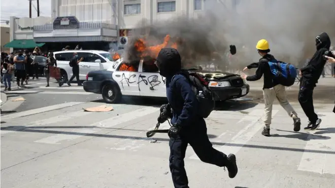 Des unités anti-émeutes à Los Angeles, Californie, ont affronté des manifestants qui ont mis le feu à au moins deux voitures de police et en ont endommagé plusieurs autres