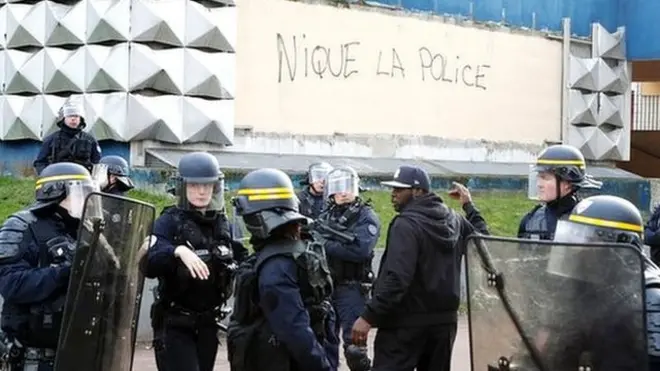 پیرس میں ہنگامہ آرائی کے بعد سترہ گرفتار