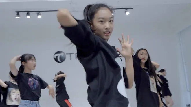 在中國蓬勃興起的偶像與粉絲經濟之下,越來越多的年輕孩子選擇成為娛樂公司的練習生。