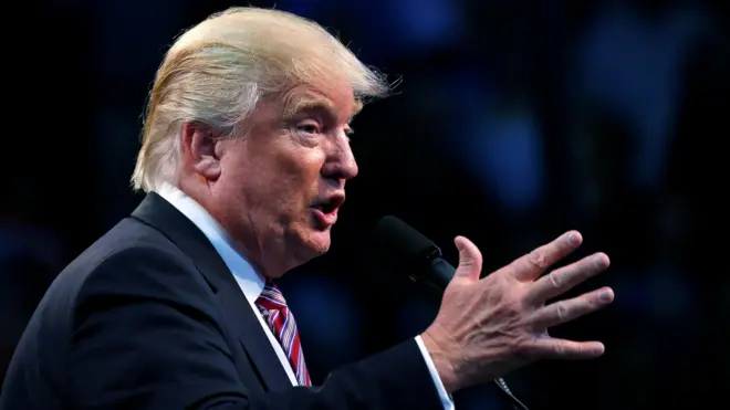 Трамп неоднократно припоминал Хиллари Клинтон скандал вокруг ее электронной переписки