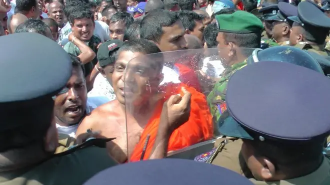 භික්ෂූන් වහන්සේලා ඇතුළු සියගණනක් පිරිස් උද්ඝෝෂණයට එක්වී සිටියහ