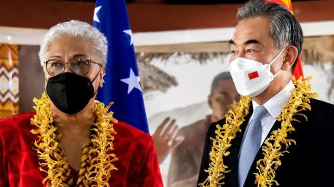 चीन के विदेश मंत्री वांग यी के साथ समोआ की प्रधानमंत्री फिएम नाओमी मताफ़ा