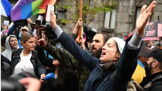 противники европрайда в Белграде