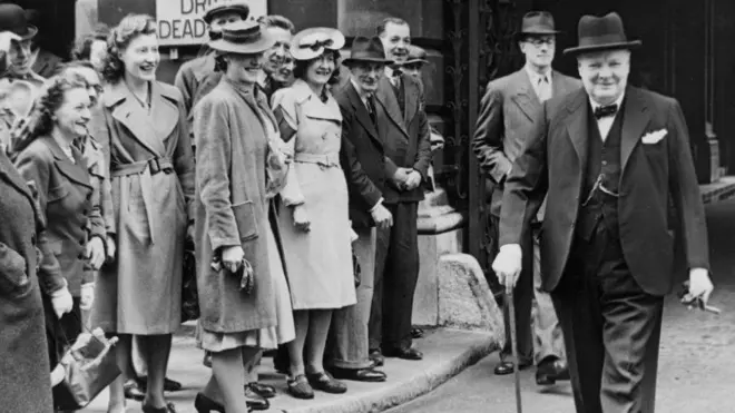 Churchill trở về Anh tháng 6/1943 sau khi thăm Hoa Kỳ và ký kết được nhiều thỏa thuận quan trọng cho kế hoạch Đồng minh chống Đức