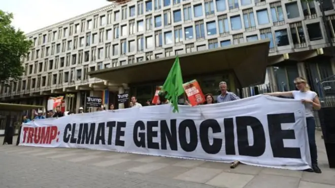 Sejumlah orang menggelar unjuk rasa di Kedutaan Besar AS di London menjelang pengumuman Trump mundur dari kesepakatan Paris.