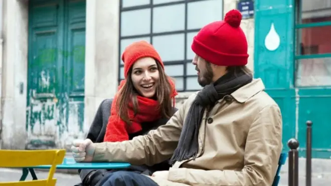 Percakapan dapat terlihat seperti duel untuk memperlihatkan intelek.