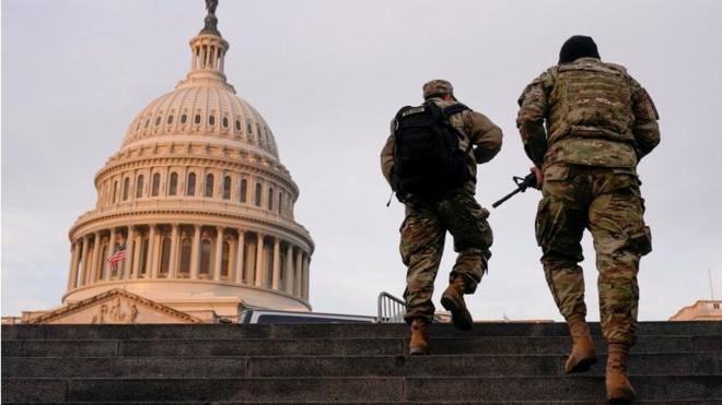 华盛顿国会大厦附近的国民警卫队成员在布防