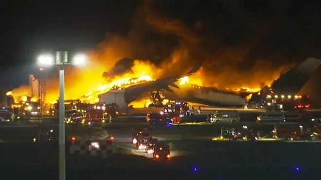 Пять погибших в результате столкновения самолетов в аэропорту Токио