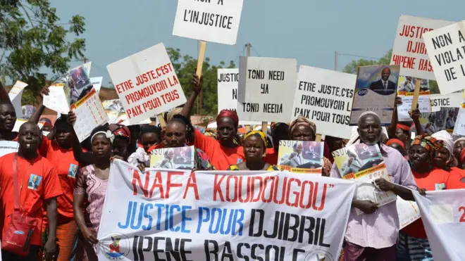 Des manifestants dans les rues de Réo, près de Koudougou, pour réclamer la libération de Djibril Bassolé.