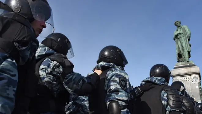 Во время несанкционированной акции в Москве были задержаны сотни людей