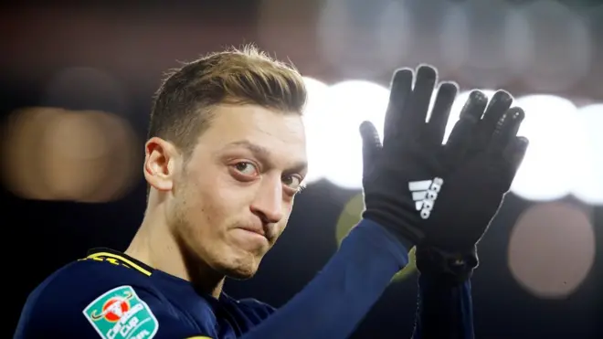 德國球星梅蘇特·厄齊爾（Mesut Özil）在Instagram上譴責中國對待新疆穆斯林的圖文，至今有約40萬人點讚。