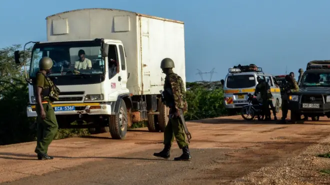 ፖሊስ በላሙ መንገድ ዘግቶ ሲፈትሽ