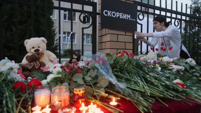 цветы и игрушки у школы