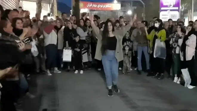 Эронликлар ҳукумат сиёсатига норозиликларини кўчаларда рўмолсиз рақсга тушиш билан изҳор этдилар