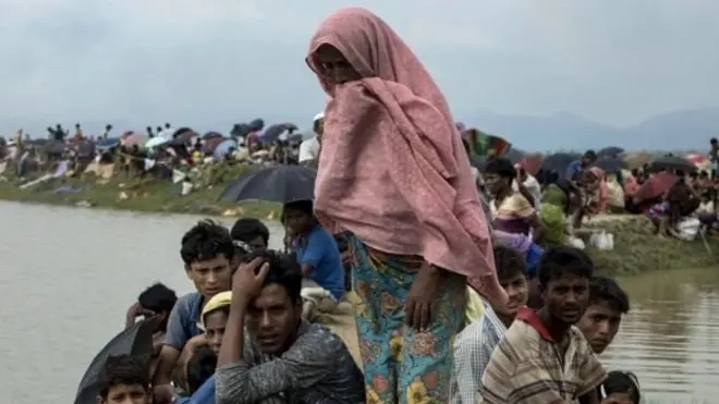 Pengungsi Rohingya melewati Sungai Naf untuk menuju Bangladesh.
