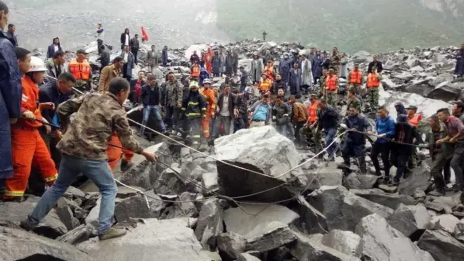 四川省阿坝州茂县境内一处山体周六（6月24日）凌晨6点左右发生高位垮塌，导致46户家庭超过141人被掩埋。有消息称救援人员已挖出3名被埋人员，其中幸存两人。（中新网图片）