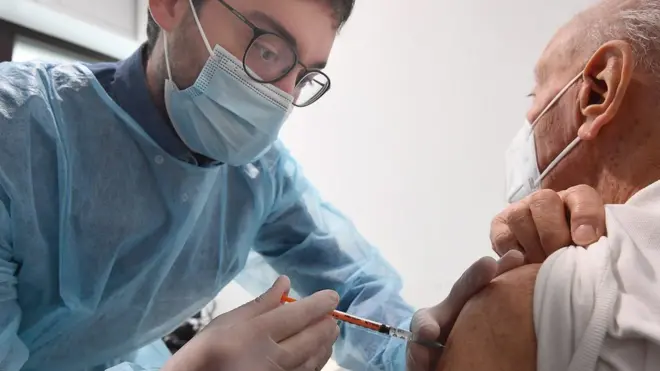 ሓደ ኢጣልያዊ ሰብኣይ ክታበት እናወሰደ (ዝጸንሐ ስእሊ)