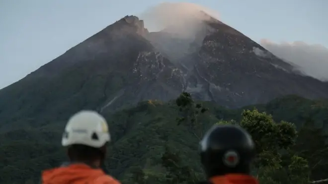 Anggota SAR memantau aktivitas Gunung Merapi di Bukit Klangon, Cangkringan, Sleman, DIY, Selasa (22/5) yang menunjukkan aktivitas freatik.