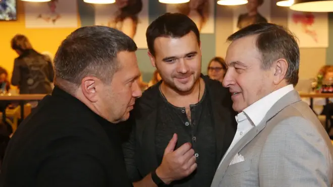 Эмин Агаларов (в центре) - известный в Азербайджане поп-певец. Его отец Арас Агаларов (права) - миллиардер, который обладает значительным влиянием в Москве