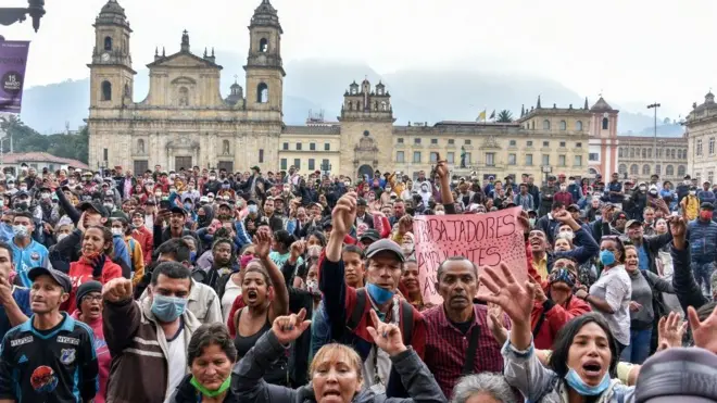 En las marchas la gente grita, habla y canta. El uso de mascarilla es poco frecuente.