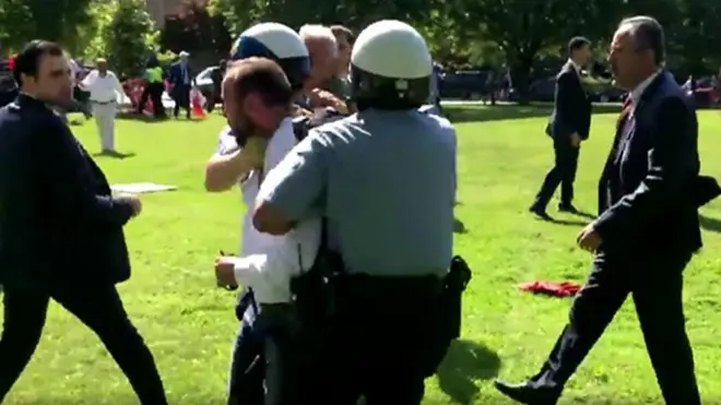 الشرطة تباعد بين أنصار أردوغان ومعارضيه