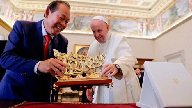 Phó thủ tướng Trương Hòa Bình tặng quà cho Giáo Hoàng Francis tại Vatican hôm 20/10