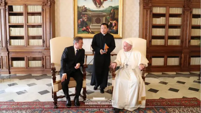문재인 대통령이 2018년 10월 18일 오후(현지시간) 바티칸 교황청을 방문해 프란치스코 교황을 만나 대화하며 방북 초청의사를 전달하고 있다.