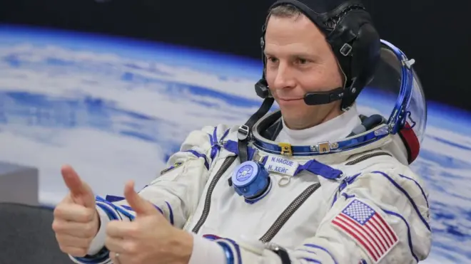 El astronauta de la NASA Nick Hague durante un control de traje espacial antes de un lanzamiento a la Estación Espacial Internacional.