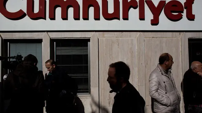 Cumhuriyet gazetesi önü