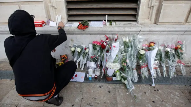 К месту гибели девушек люди несут цветы