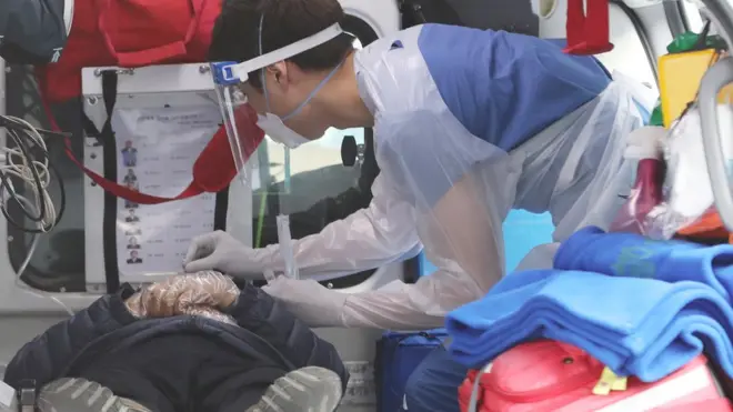 국내 신종코로나바이러스 감염증(코로나19) 확진자가 1132명을 기록한 26일 서울 중구 국립중앙의료원에서 의료진이 음성 판정을 받고 퇴원했던 확진자의 재발 여부를 확인하기 위해 검체 채취를 하고 있다. 해당 환자는 퇴원 후 다시 기침증세가 나타나 병원을 찾은 것으로 알려졌다